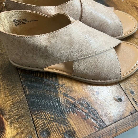 Women’s leather sandal. Never worn! - Picture 3 of 5